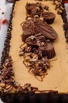 there is a cake with chocolate and peanut butter on it