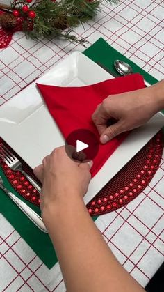 December Decorations, Christmas Tree Napkin Fold, Easy Napkin Folding, Paper Napkin Folding, Holiday Dinner Table, Christmas Tree Napkins, Red Napkins, Diy Napkins