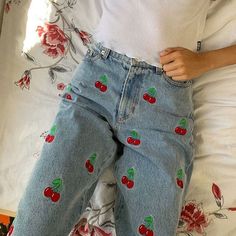 Cherry Vintage Jeans - Shoptery Cherry Embroidery, Jean Vintage, Patterned Jeans, Estilo Preppy, Jeans Y2k, Jeans Mom, Painted Clothes, 90s Streetwear