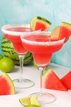 Looking for the perfect summer cocktail? This Watermelon Margarita Recipe is refreshingly sweet with just the right balance of tangy lime and smooth tequila. Simple to make and guaranteed to be a hit at any gathering! For an extra twist, rim your glass with lime margarita salt. Margaritaville Cocktails, Watermelon Tequila, Watermelon Margaritas, Best Watermelon, Passion Tea Lemonade, Yummy Summer Drinks, Hot Toddies Recipe, Lemonade Cocktail, Watermelon Margarita