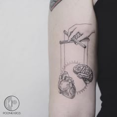 The constant battle Mirror Tattoo, Visuell Identitet, 심플한 그림, Heart And Brain, Petit Tattoo, Body Decoration