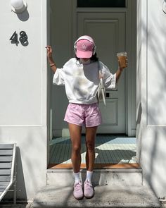 Outfits Aesthetic Photos, Summer Coffee Outfit, Summer Outfits Cool Girl, Disneyland Outfits Comfy, 2024 Fashion Inspo Outfits, Coffee Outfit Ideas Summer, Summer Cool Girl Outfits, Summer Girl Aesthetic Outfits, Summer Coffee Shop Outfit