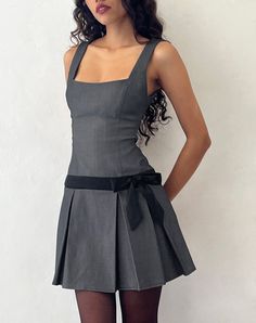 Mini Pleated Skirt, Pleated Mini Dress, Vestidos Vintage, Looks Chic, Looks Style, Black Tie, Classy Outfits, Pretty Dresses