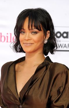 rihanna rambut hairstyle tren kendall pendek selebritas inspirasi mansion terbaru gaya femina 8m jenner Bangs Black Women, Langer Pony, Low Maintenance Short Haircut, Hannah Simone, Stacy Martin, Rihanna Hairstyles, Haircut Inspiration, Bob With Bangs, Slicked Back Hair