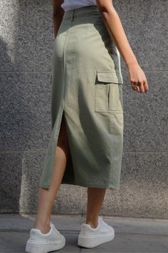 Contemporary style meets its match with this cargo maxi skirt from Threadbare. Cut in a slim fit, this maxi cotton cargo skirt has a zip fly with a metal shank button fastening and the waistband is finished with belt loops. There are two pockets to the front with a small coin pocket, with added patch cargo pockets on the sides have pleats. Pair with flats and a black or ecru crochet knitted top for a super stylish outfit that's on trend, or take into the evening with a bodysuit, strappy heels and a blazer. Model Wears UK Size 8. Green Cargo Skirt Outfits, Maxi Cargo Skirt, Cargo Skirt Outfit, Skirt Cargo, Cargo Outfit, Holiday Outfits Women, Cotton Maxi Skirts, Womens Khakis, Womens Maxi Skirts