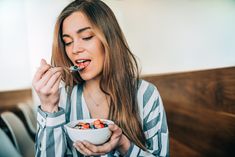 The #1 Best Breakfast Dietitians Want You to Eat More Of | Livestrong.com Best Superfoods, Easy Diets, Post Workout Food, Diet Vegetarian, 200 Calories, Diet Keto, Health Goals, Diet Tips, Healthy Tips