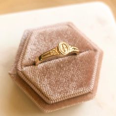 Catholic Wedding Rings, Layering Rings, College Ring, Pretty Jewelry Necklaces, Looks Country, Rings Women, Gold Girl, Catholic Jewelry, Signet Rings