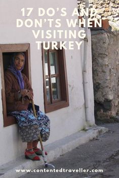 a woman sitting on the side of a building with a broom in her hand and text overlay that reads 17 do's and don'ts when visiting turkey