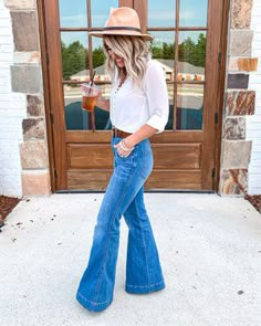 Boho Flare Jeans Outfits, Pink Fedora Hat Outfit, Fedora Hat Outfit Spring, Blue Flare Jeans Outfit, Bell Bottom Jeans Outfit, Blue Flare Jeans