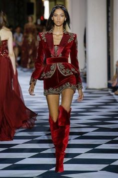 See the full Fall 2018 haute couture collection from Zuhair Murad. Zuhair Murad Haute Couture, Haute Couture Paris, Runway Fashion Couture, Valentino Couture, Dior Haute Couture, Couture Mode, Zuhair Murad, Manish, Looks Chic