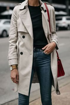 Il trench è un capo must have che non ha età: conosciamolo più da vicino e vediamo come abbinarlo Summer Trench Coat Outfit, Fall Trench Coat Outfits, Fall Trench, Stile Casual Chic, Fall Fashion Coats, Mode Tips, Coat Classic, Trench Coat Outfit, Trench Coat Style