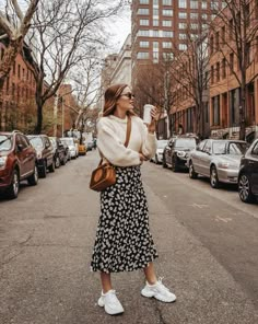 Rok Outfit, Knitting Fashion, Tennis Outfit Women, Outfit Chic, Sneakers Looks, Skirt And Sneakers, Modest Clothing, Autumn Fashion Casual, Winter Trends