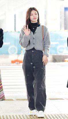 Korean Winter Outfits, Korean Fashion School, Korean Outfits Kpop, Outfit Korean Style, Airport Outfits, Famous Outfits, Cold Outfits