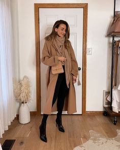 Brown Coat Outfit Winter Classy, Camel Outfits For Women, Long Camel Coat Outfits, Camel Bag Outfit, Peacoat Womens Outfit, Long Camel Coat, Brown Peacoat, Camel Coat Outfit