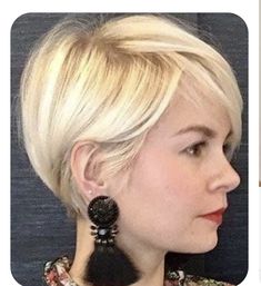 Julianne Hough Pixie Haircut, Winter Pixie Haircut, Stacked Bob Haircut With Bangs, Short Hair Pixie Bob, Short Haircuts Ideas, Choppy Bob Hairstyles For Fine Hair, Pixie Haircut Ideas, Best Short Hairstyles, Haircuts Ideas