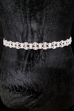 Ceinture bijou en cristal argenté avec perles, strass et ceintures ivoire à nouer/lacer. Taille unique. Fabriqué par Chicas Fashion, une marque de robes de soirée et d'accessoires située dans le quartier de la mode de Los Angeles. Une fois la commande passée, je confirmerai que j'ai l'article en main et que je l'expédierai dans les 0-2 jours ouvrables. Si vous souhaitez commander un article en rupture de stock, veuillez m'envoyer un message et je verrai ce que je peux faire ! Jewel Belt, Jeweled Belts, Fashion District Los Angeles, Los Angeles Fashion, Fashion District, Suspender Belt, Silver Crystal, Accessories Branding, Suspenders