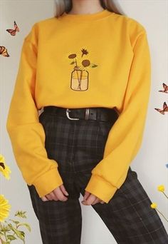 Flower Jumper, Soft Girl Aesthetic Outfit, Yellow Outfit, Yellow Sweatshirt, Outfit Jeans, Mode Vintage, Teen Fashion Outfits, Looks Vintage, Retro Outfits