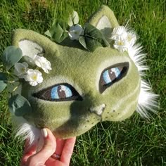 😸❤️Cat lovers! This sage green felted floral cat mask is a therian dream.  Decorated with ivy, leaves and flowers it is truly inspired by nature. Customize your mask by choosing it's eye color! Personalized to purrrfection. 👀 If no color is specified in the personalization box your mask will be sent with blue eyes. IF ADDING A TAIL TO YOUR ORDER: ➡️➡️➡️ALL tails attach 3 DIFFERENT WAYS so they are VERY easy to wear and VERY sturdy. NO FLIMSY PINS! Moms, you're welcome. 😀 💕 Tails will be auto Felt Animal Masks Diy, Cat Mask Ideas, Kids Dress Up Costumes, Cat Mask Diy, Nature Mask, Therian Gear, Mask Inspiration, Felt Animal Masks, Easy Dragon Drawings