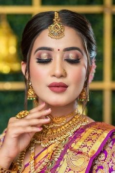 Bride Makeup Inspiration, Arabian Bridal Makeup, Bridal Makeup Poses, South Indian Bride Makeup, Traditional Makeup Look, Makeup Poses, Affordable Eyeshadow Palettes, South Indian Makeup