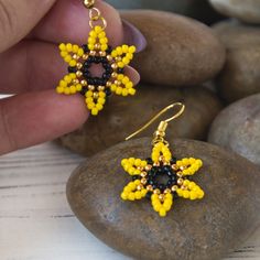 These yellow sunflower earrings. will be a great gift for her. Handmade design. SIZE: Earrings - 0.9 inches (24 mm) There perfect sized  earrings are so cu Bead Wine Charms, Beadwork Patterns Free Seed Bead Tutorials, Sunflower Beaded Earrings, Anting Manik, Seed Bead Jewelry Patterns, Beaded Jewelry Earrings, Beaded Earrings Tutorials, Beaded Earrings Diy, Beaded Beads