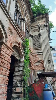 an old building with vines growing on it