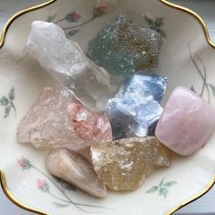 Pretty Crystals Aesthetic, Crystals Astethic, Crystals And Gemstones Aesthetic, Pretty Rocks Aesthetic, White Crystals Aesthetic, Aesthetic Crystal Pictures, Cute Crystals, Cristales Aesthetic, Cuarzos Aesthetic