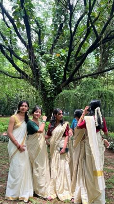 Onam Saree Poses With Friends, Onam Outfits Ideas College, Onam Story Ideas, Group Day Ideas College, South Indian Outfits For Women, Group Saree Poses, Onam Poses, Onam Pics, Saree Poses With Friends