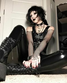 Goth Woman Aesthetic, Mall Goth Fashion, Trad Goth Outfits, Goth Styles, Goth Fits, Goth Outfit Ideas, Goth Subculture, Trad Goth, Goth Model