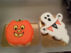 two cupcakes decorated to look like jack - o'- lantern and ghost