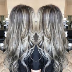 Baby Lights Beige, Dark Roots Blonde Hair Balayage, Blonde Colors, Baby Highlights, Baby Lights, Blonde Highlights On Dark Hair, Dimensional Blonde, Hair Color Caramel