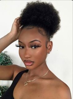 Pineapple Hairstyle, Afro Natural, Pelo Afro, Natural Hair Styles Easy, Dark Skin Makeup, Natural Hair Color, Homecoming Makeup, Girls Makeup