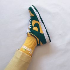 La Dunk Low SP Brazil est disponible sur wethenew.com ➖ 📸 @mariaqueen Nike Dunk Low Brazil, Dunk Low Brazil, Casual Shoes Sneakers, Jordan Sneaker, Air Shoes, Nike Fashion Shoes, Shoes Sneakers Jordans