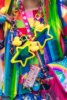 Decora Harajuku Fashion, Colorful Alt Fashion, Decora Kei Accessories, Hyperpop Fashion, Weird Core Outfits, Raver Fashion, Decora Fashion Outfits