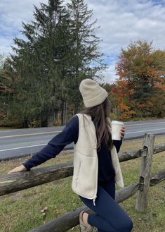 Cream fleece women's vest Granola Summer Outfits, Fleece Vest Outfit, Alaska Outfits, Wander Outfit, Granola Outfits, Granola Style, Farmers Market Outfit, Cute Hiking Outfit, Granola Girl Aesthetic