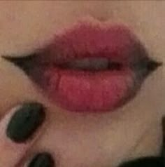 Draculara Inspired Makeup, 300x300 Aesthetic Spotify Pfp, Deadpool Makeup Eye, Eyeliner Styles Goth, Makeup Looks Lips, Halloween Makeup Looks Simple, Subtle Clown Makeup, Delineados Egirl, Dark Makeup Ideas