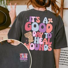 a woman wearing a t - shirt that says it's a good day to heal youngs