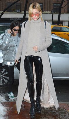 Kendall Jenner Hailey, Winter Casual Outfit, Hailey Baldwin Street Style, Pvc Leggings, Vinyl Pants, Leggings Outfit Casual, Hailey Baldwin Style, Leggings Outfit, Black Leather Pants