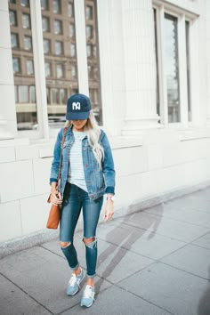 Cute casual weekend outfit - Yankee hat, light blue striped top, jean jacket, ripped skinny jeans and chambray blue New Balance sneakers Looks Total Jeans, Tomboy Stil, Casual Weekend Outfit, Kayla Itsines, Blue Striped Top, Boyfriend Jean, Outfit Jeans, Mode Casual, Outfit Trends