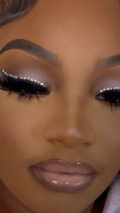 Makeup Looks With Diamonds, Light Beat Makeup, Silver Makeup Looks For Black Women, Red Rhinestone Makeup, Sweet Sixteen Makeup, Sliver Makeup, Makeup Looks Dramatic, Inspi Makeup, Sweet 16 Makeup