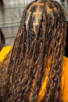 Knotless Box Braids With Color | Knotless Box Braids Large- Try these knotless box braids these are knotless box braids with curls, we love the color   knotless box braids with beads, ombre knotless box braids, ombre knotless braids black women , ombre knotless braids medium Ombre Knotless Braids Black Women, Knotless Box Braids Ombre, Color Knotless Box Braids, Knotless Braids Black Women, Knotless Box Braids Large, Ombre Knotless Box Braids, Knotless Box Braids With Color, Knotless Box Braids With Beads, Ombre Knotless Braids