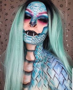 60+ Halloween Makeup Looks That Will Inspire You - KAYNULI Mermaid Makeup Halloween, Beautiful Halloween Makeup, Cat Halloween Makeup, Monster Makeup, Creepy Halloween Makeup, Halloween Beauty, Beautiful Halloween, Halloween Eye Makeup, Face Paint Makeup