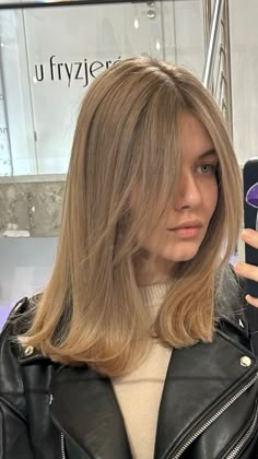 Short Blonde Hair Balayage, Hair Inspo Color Short, Short Natural Blonde Hair, Short Light Hair, Medium Ash Blonde Hair Color, Mousey Blonde Hair, Light Brown Short Hair, Light Brown To Blonde, Rubio Natural