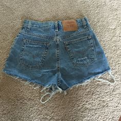 Brand New Never Worn Levi High Rise Shorts. Diy Jeans Ideas, Short Levis, Shorts Levis, Sock Outfits, Jeans Diy, Simple Trendy Outfits, Levi Shorts, High Rise Shorts, Shorts Jeans