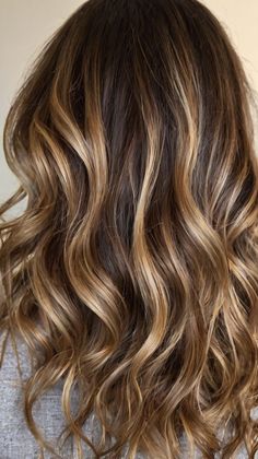 Pueden los Reflejos en Tonos Clidos Elevar Tu Look de Otoo Descbrelo Brunette With Blonde Highlights, Graduation 2025, Color Highlights, Work Hairstyles, Color Hair, Beauty Hair, Elevate Your Look, Nail Polish Colors