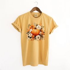 Looking for a cute versatile top to wear this summer? Make sure to grab one of our Pumpkin Floral Arrangement garment dyed graphic tees! This soft and comfortable graphic tee is the perfect top for any outfit. It can be paired with biker shorts, jeans, or even a simple skirt/dress! This tee is true-to-size, so be sure to order your regular t-shirt size! If you are looking for a more oversized look, make sure to size up! Pumpkin Floral Arrangements, Simple Skirt, Floral Short, Clothes Ideas, Shorts Jeans, Skirt Dress, Floral Arrangement, Biker Shorts, Womens Fall