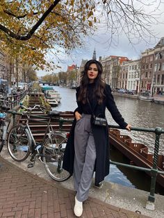 Amsterdam Work Outfit, Autumn Outfits Parisian, Winter Outfits Parisian, Outfit Ideas Europe Winter, Amsterdam Clothes Style, Outfit Ideas Amsterdam, Outfit Ideas Germany, Cute Amsterdam Outfits, Outfit Ideas September 2023