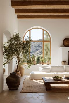 Effortless elegance in a bright Mediterranean home, featuring a cozy and minimalistic interior design bathed in natural light Magnolia Home Interiors, Mediterranean Living Room, Spanish Interior, Rental Ideas, Room Concept, Mediterranean Style Home, Mediterranean Living