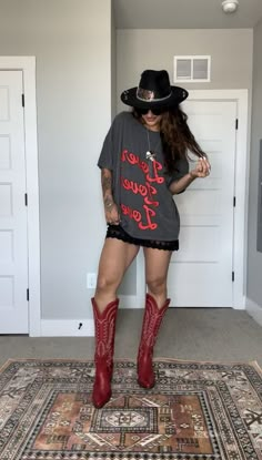 Midsize Western Outfits, Grunge Country Outfit, Edgy Country Outfits, Cowboy Boots Festival Outfit, Country Grunge Outfits, Concert Tee Outfit, Summer Country Concert Outfit Ideas, Western Women Outfits, Grunge Cowgirl Outfits