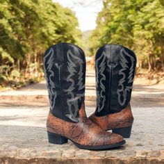 These men's western boots are the perfect blend of style and durability. Made from premium leather, these leather boots feature a classic cowboy design.  With their tall silhouette, these high boots provide both comfort and protection, making them ideal footwear for any occasion.  Whether you're riding or walking, these boots will give you that timeless western look. Look Western, Cowboy Design, Classic Cowboy, Western Boots For Men, Boots Cowboy, Western Look, Cow Boy, Mens Shoes Boots, Western Boots