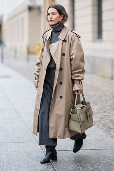 Burberry Trench Coat Street Style, Burberry Trench Outfit, Burberry Coat Outfit, Oversized Trench Coat Outfits, Burberry Trench Coat Outfit, Trench Coat Outfit Spring, Trench Coat Street Style, Trench Outfit, Oversized Trench Coat